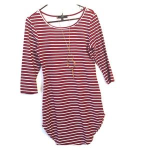 Stripped dress with gold necklace. Stretchy L🎈